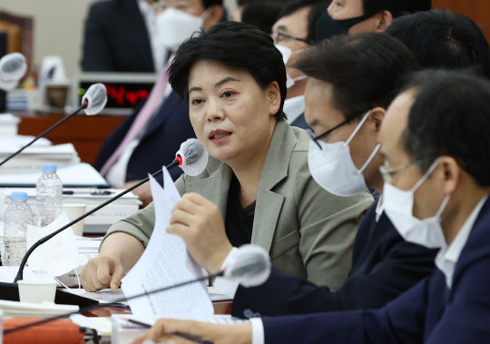 윤희숙 미래통합당 의원이 19일 국회 기획재정위원회에서 열린 국세청장 후보자 인사청문회에서 질의하고 있다.  연합뉴스